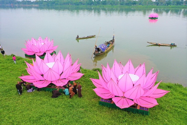 Hạ thủy 7 đóa sen hồng trên dòng sông Hương